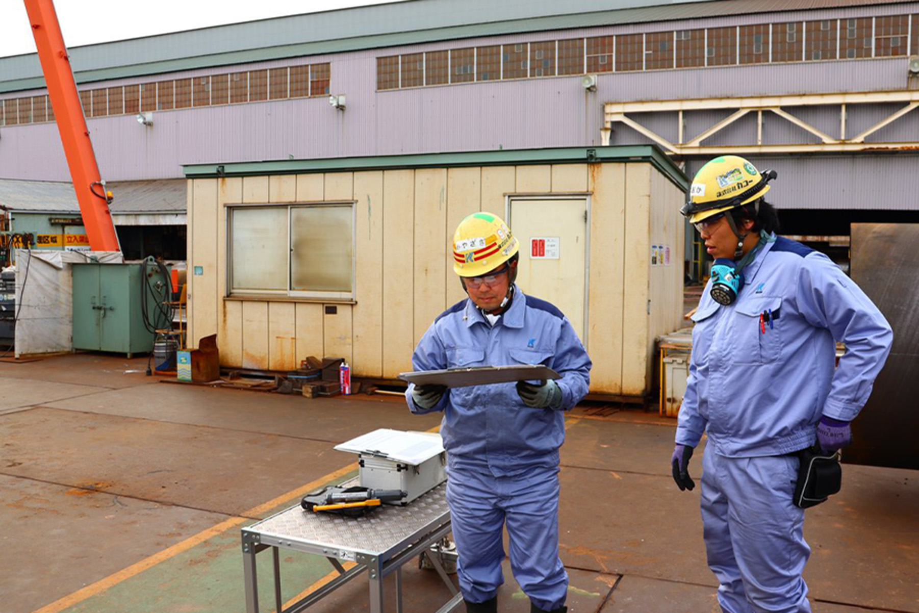 作業前、先輩社員と打合せをします。