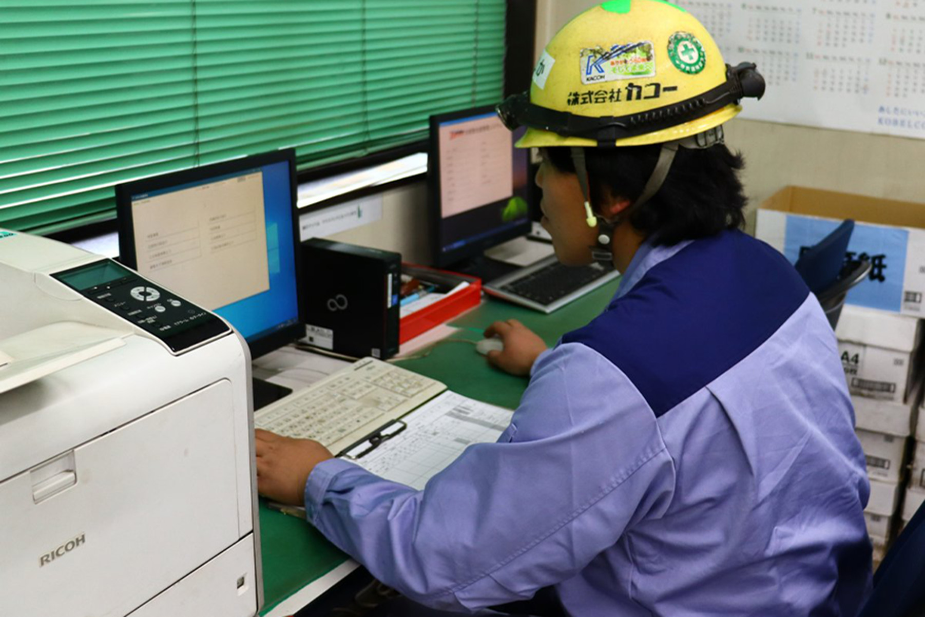 事務所で記録をパソコンに入力します。