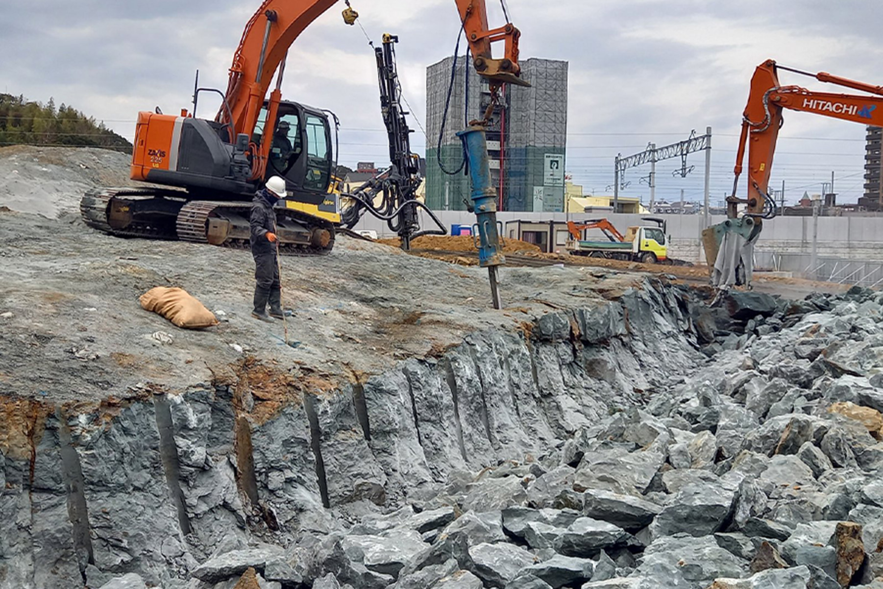 スーパービッガーによる破砕工事の施工写真 1