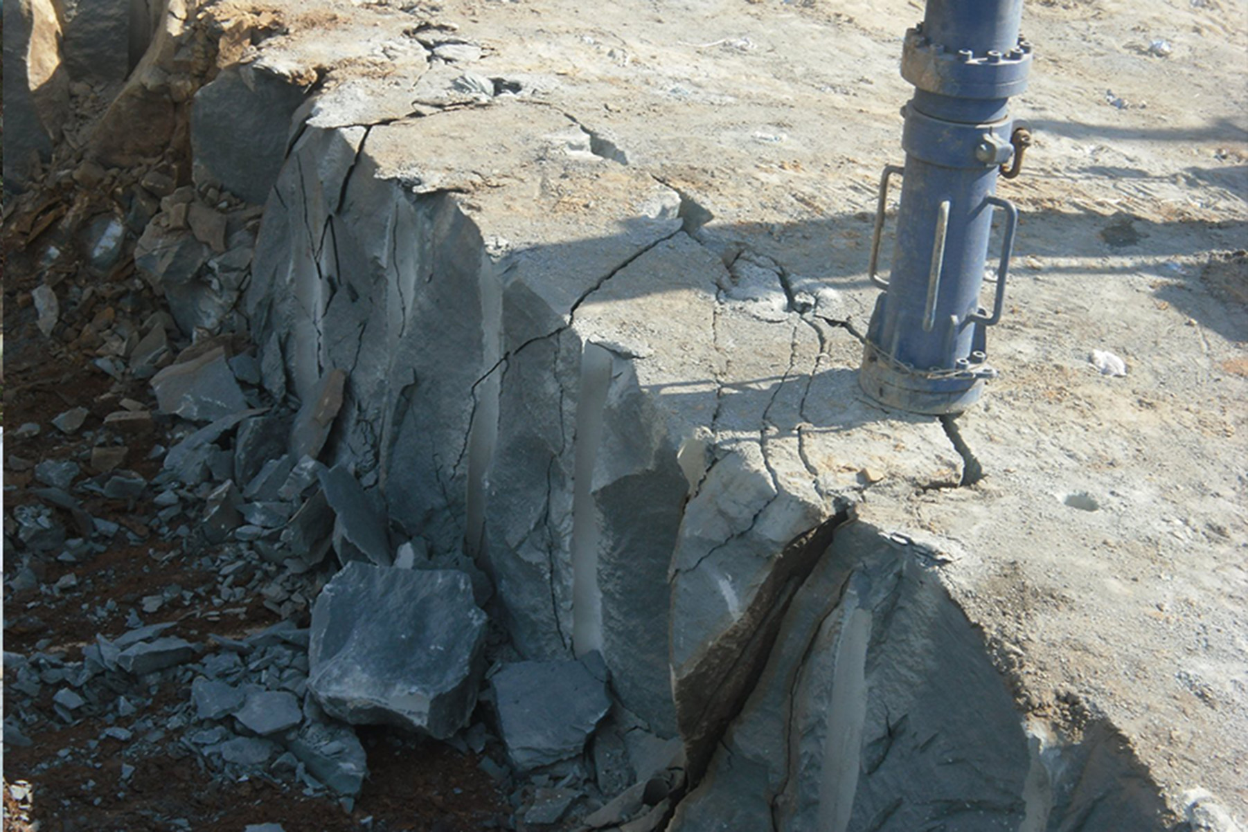 スーパービッガーによる破砕工事の施工写真 2