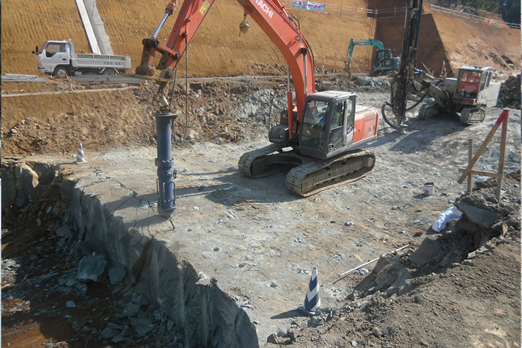 スーパービッガーによる破砕工事の施工写真 3