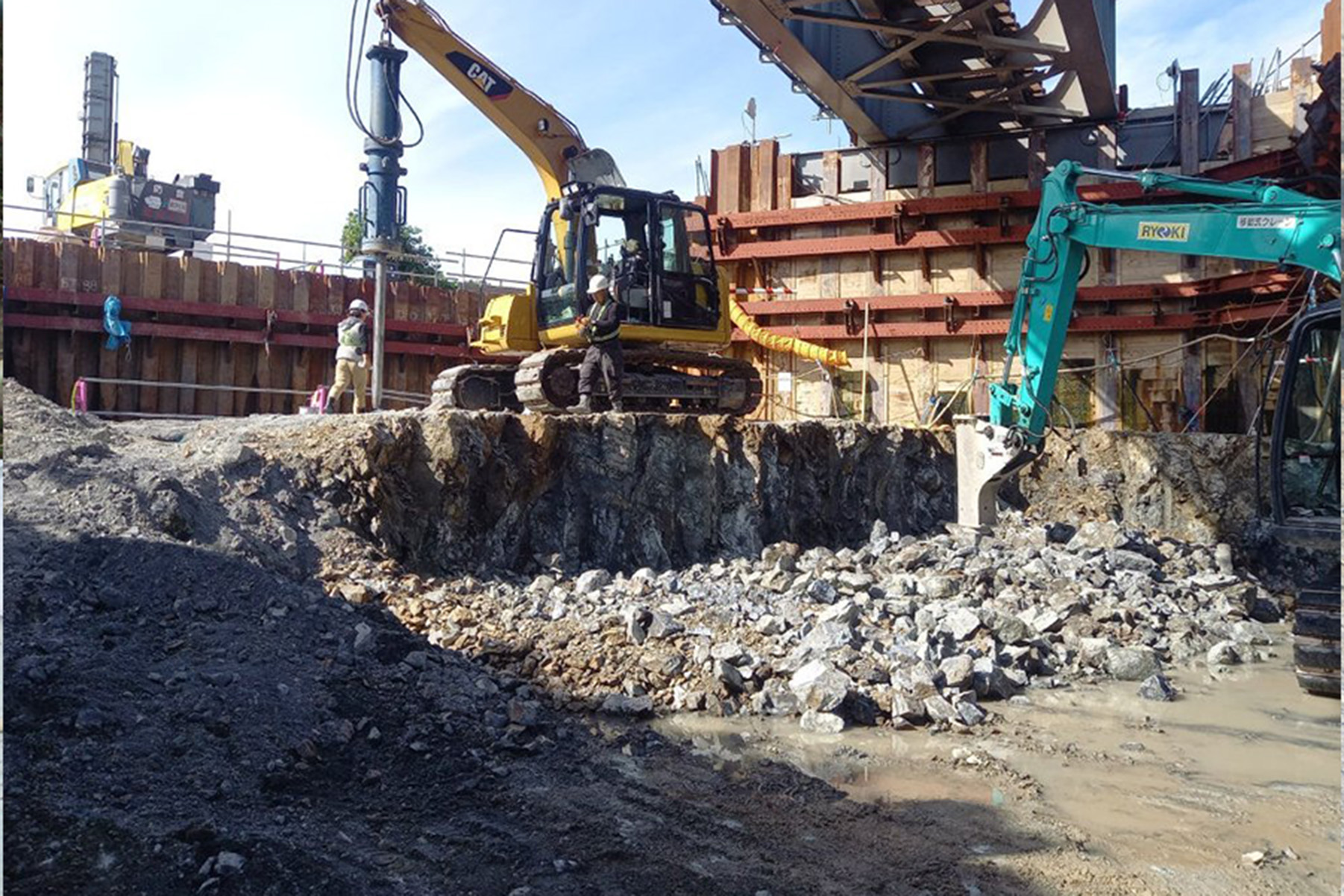 スーパービッガーによる破砕工事の施工写真 4
