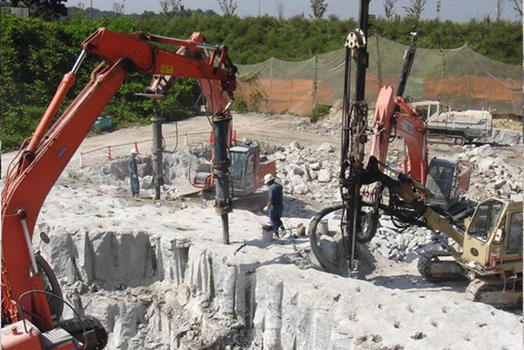 スーパービッガーによる破砕工事の施工写真 5