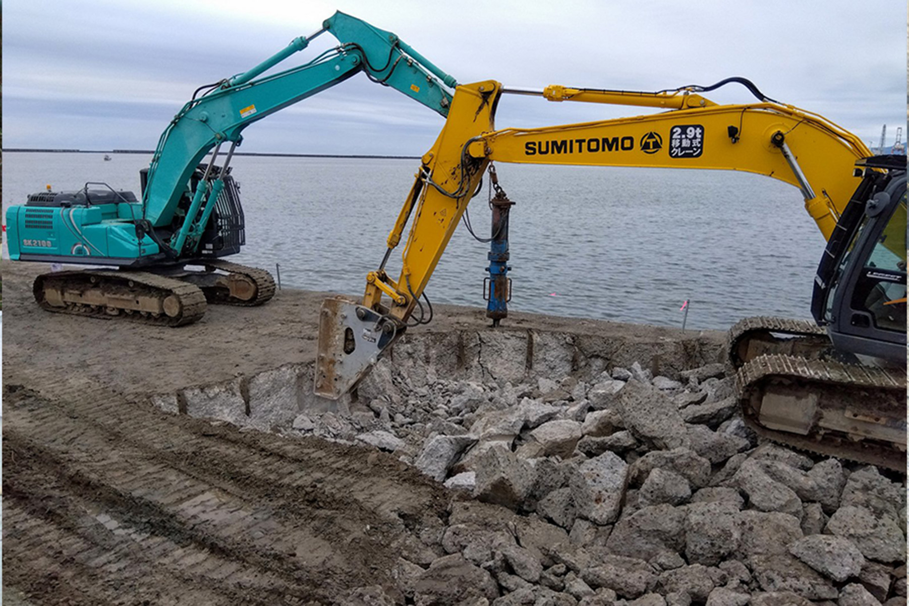 スーパービッガーによる破砕工事の施工写真 6