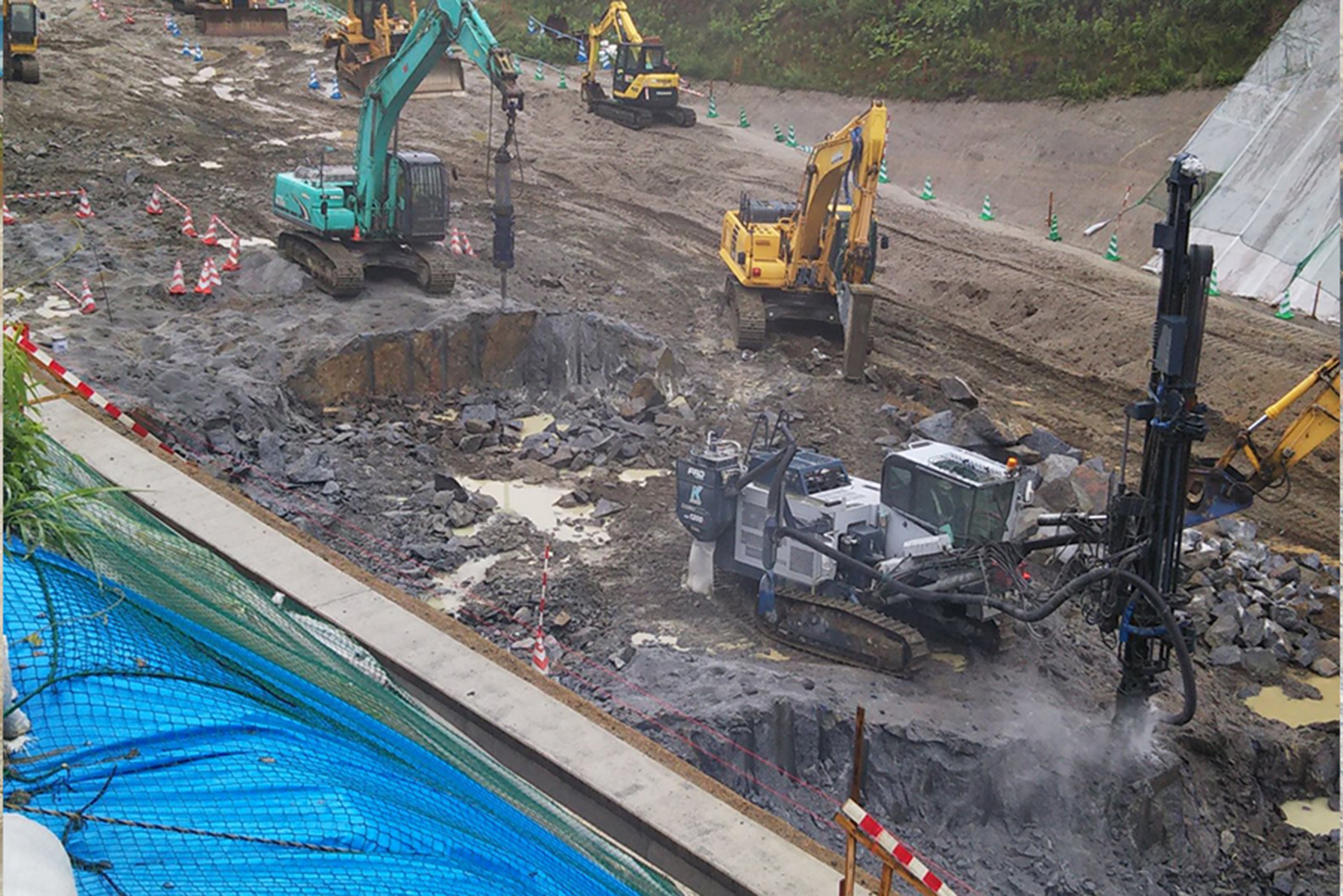 スーパービッガーによる破砕工事の施工写真 8