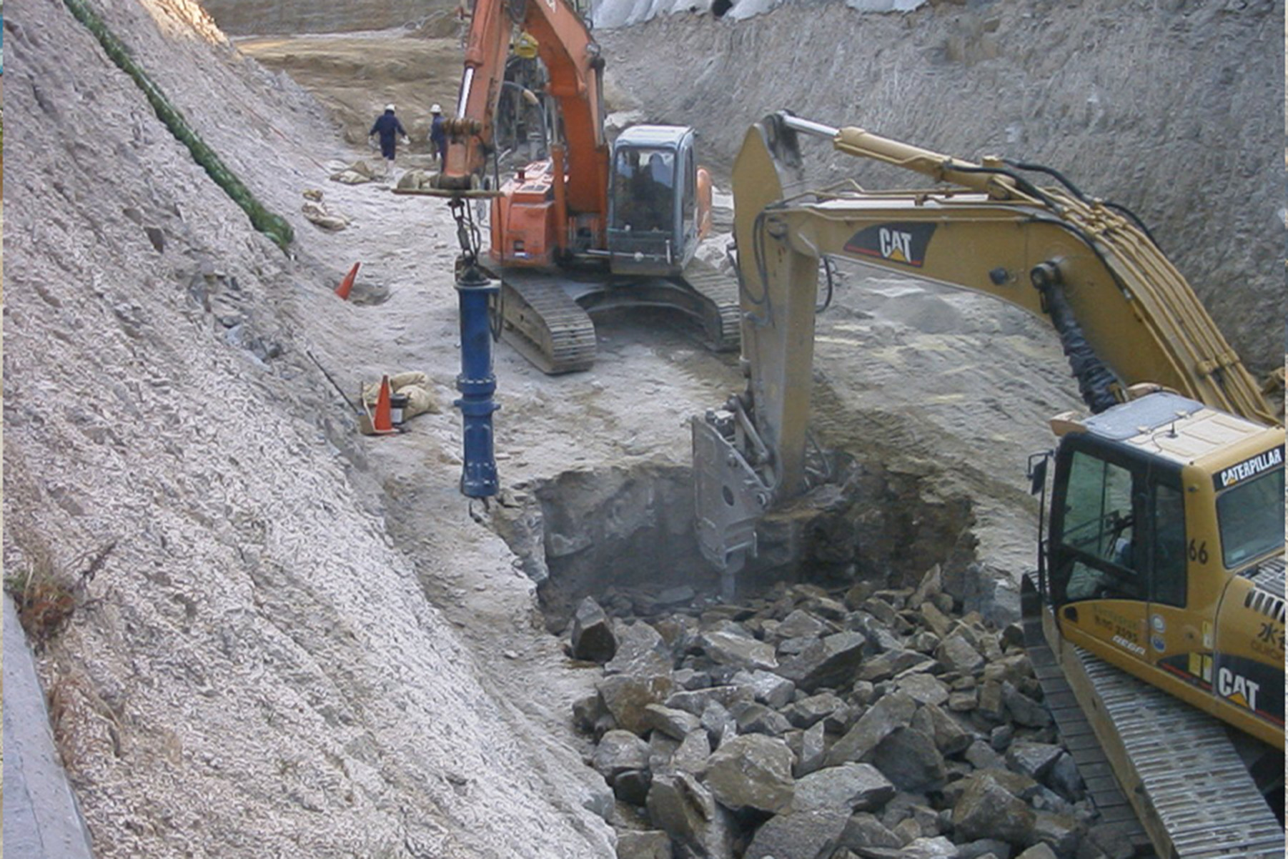 スーパービッガーによる破砕工事の施工写真 9