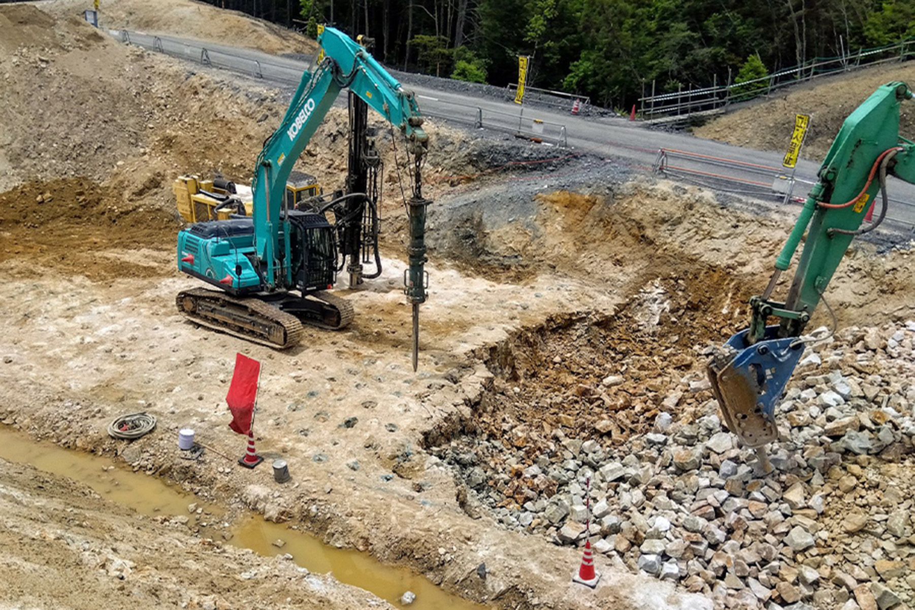 スーパービッガーによる破砕工事の施工写真 10