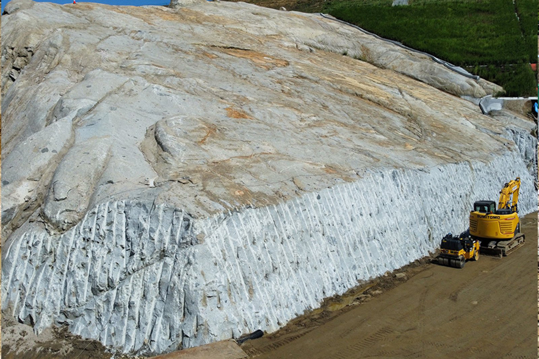 スーパービッガーによる破砕工事の施工写真 11