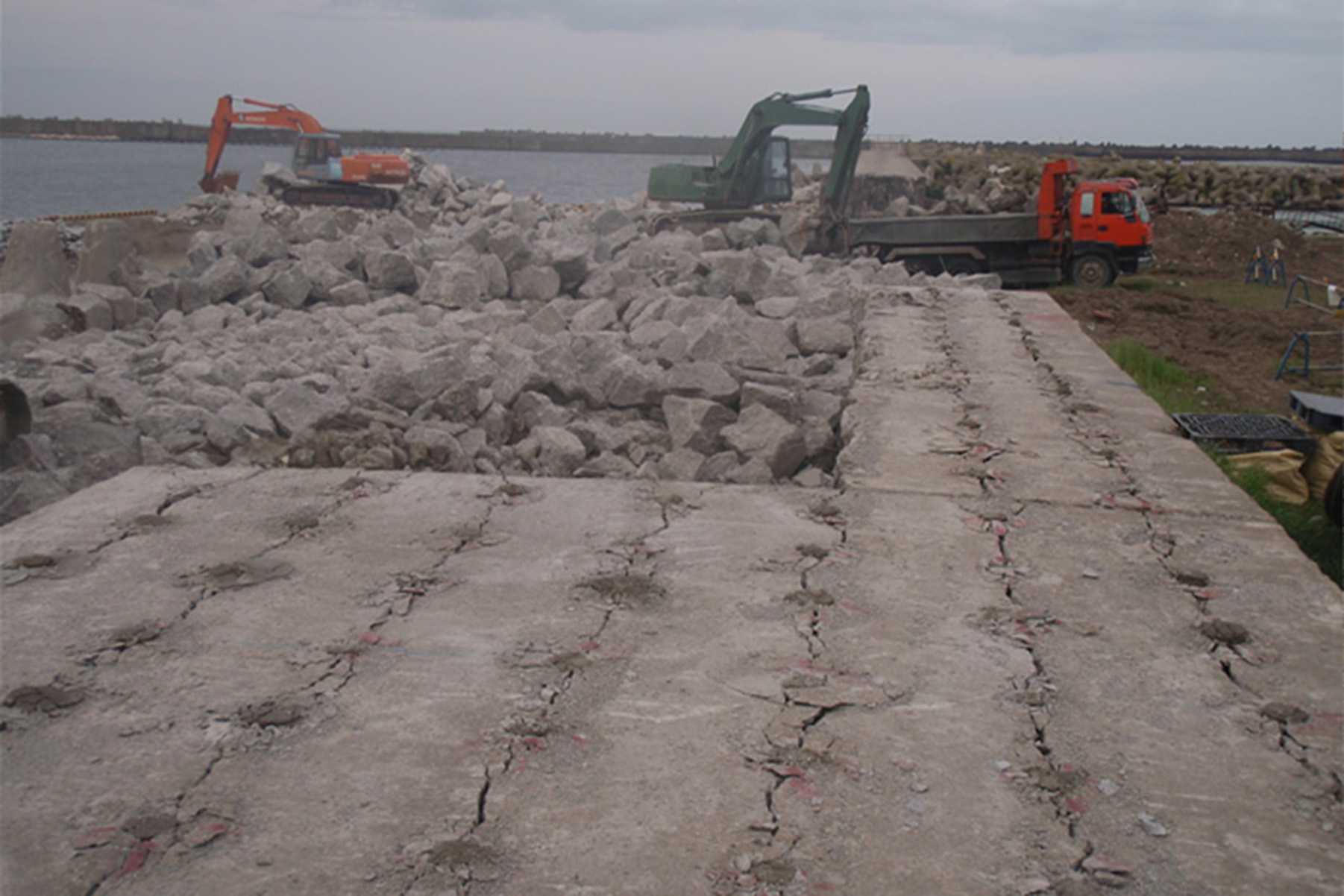 静的破砕剤による破砕工事の施工写真 1