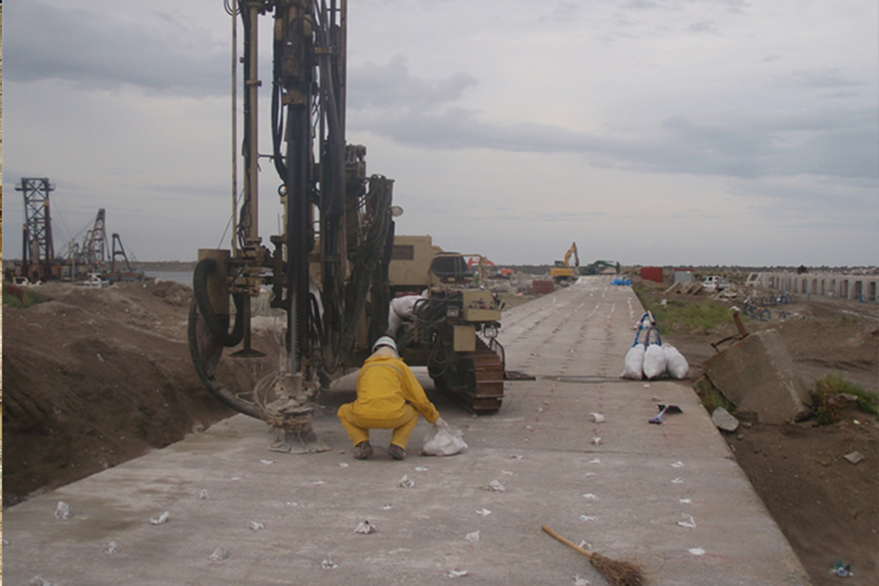 静的破砕剤による破砕工事の施工写真 2