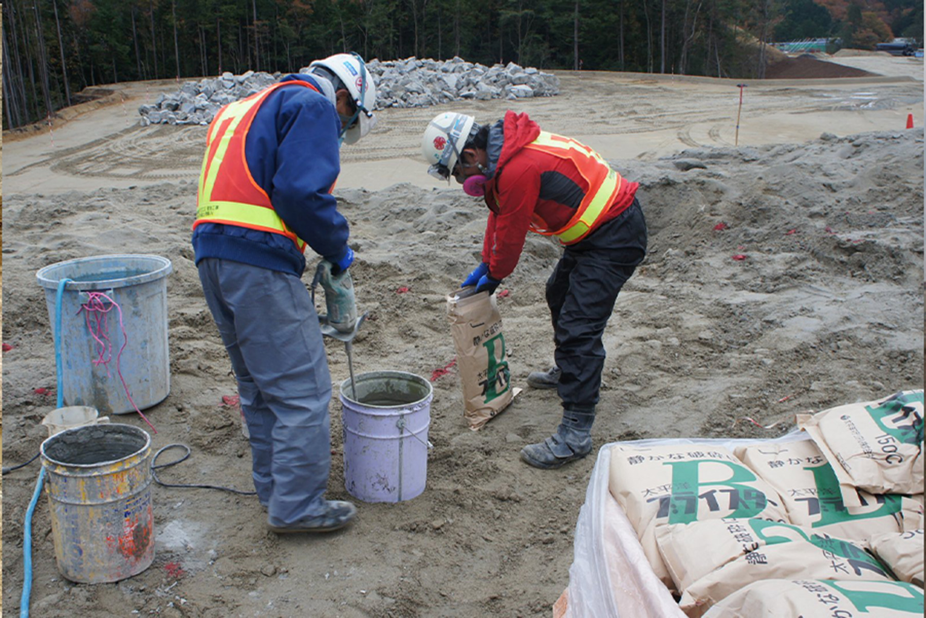 静的破砕剤による破砕工事の施工写真 4
