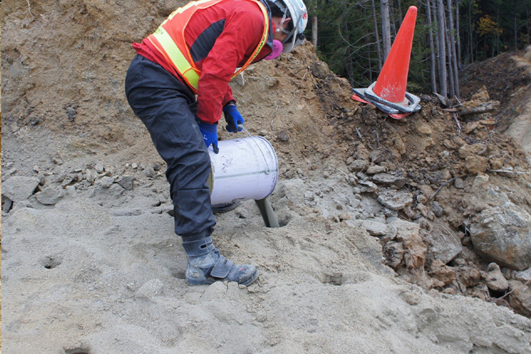 静的破砕剤による破砕工事の施工写真 5