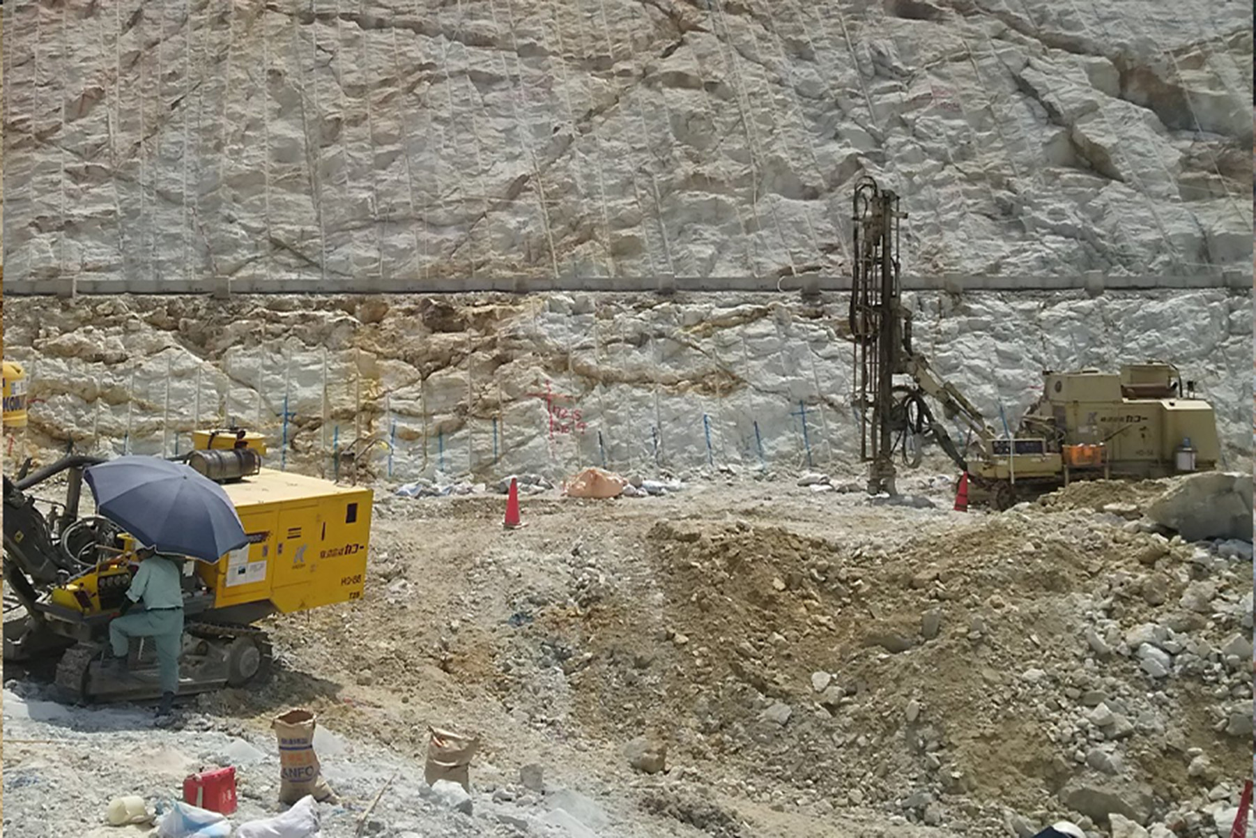 静的破砕剤による破砕工事の施工写真 6