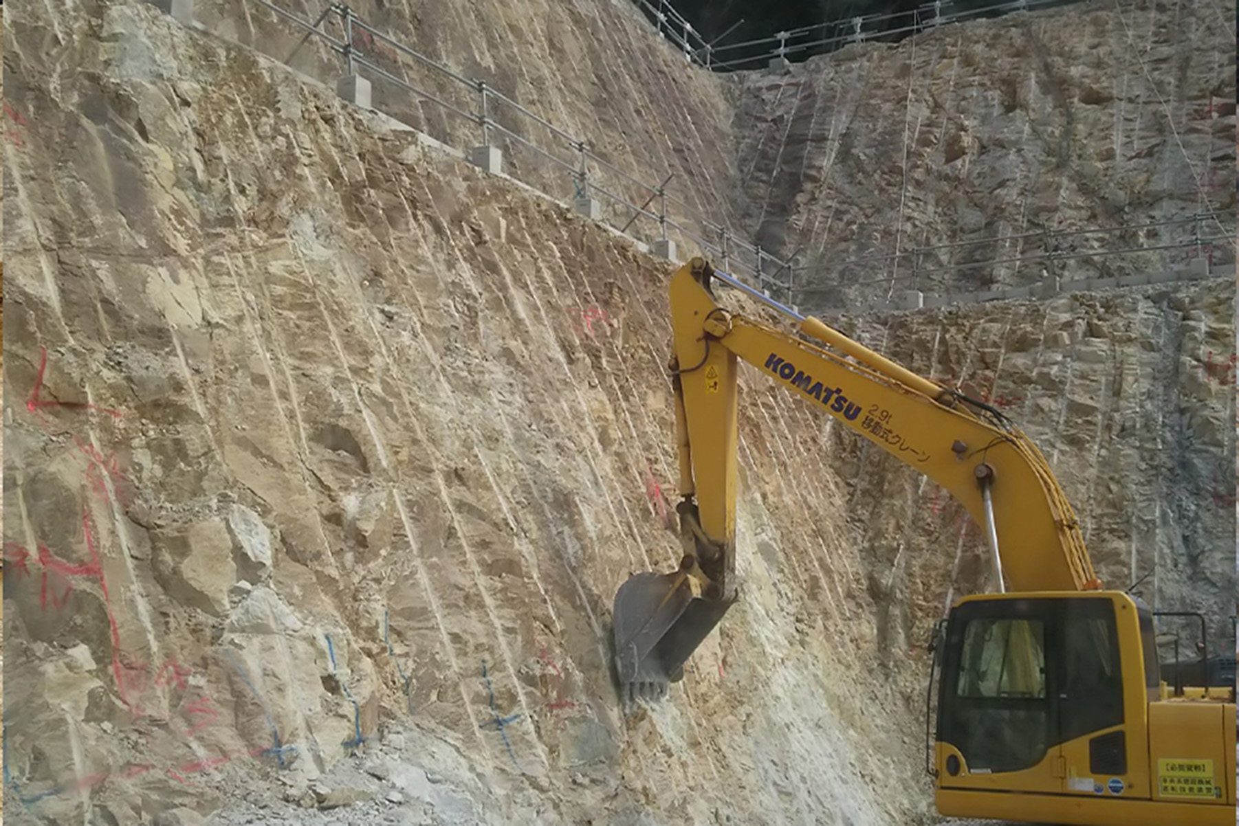 静的破砕剤による破砕工事の施工写真 7