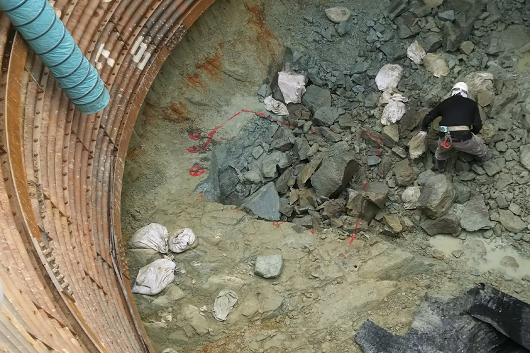 非火薬破砕剤による破砕工事の施工写真 1