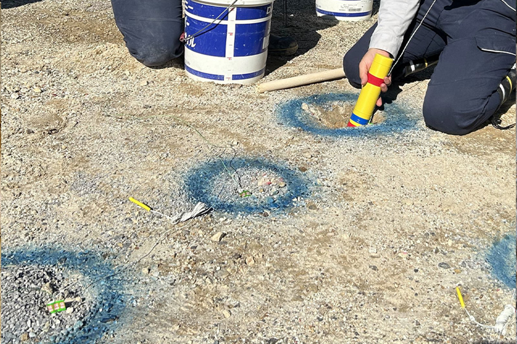 非火薬破砕剤による破砕工事の施工写真 2