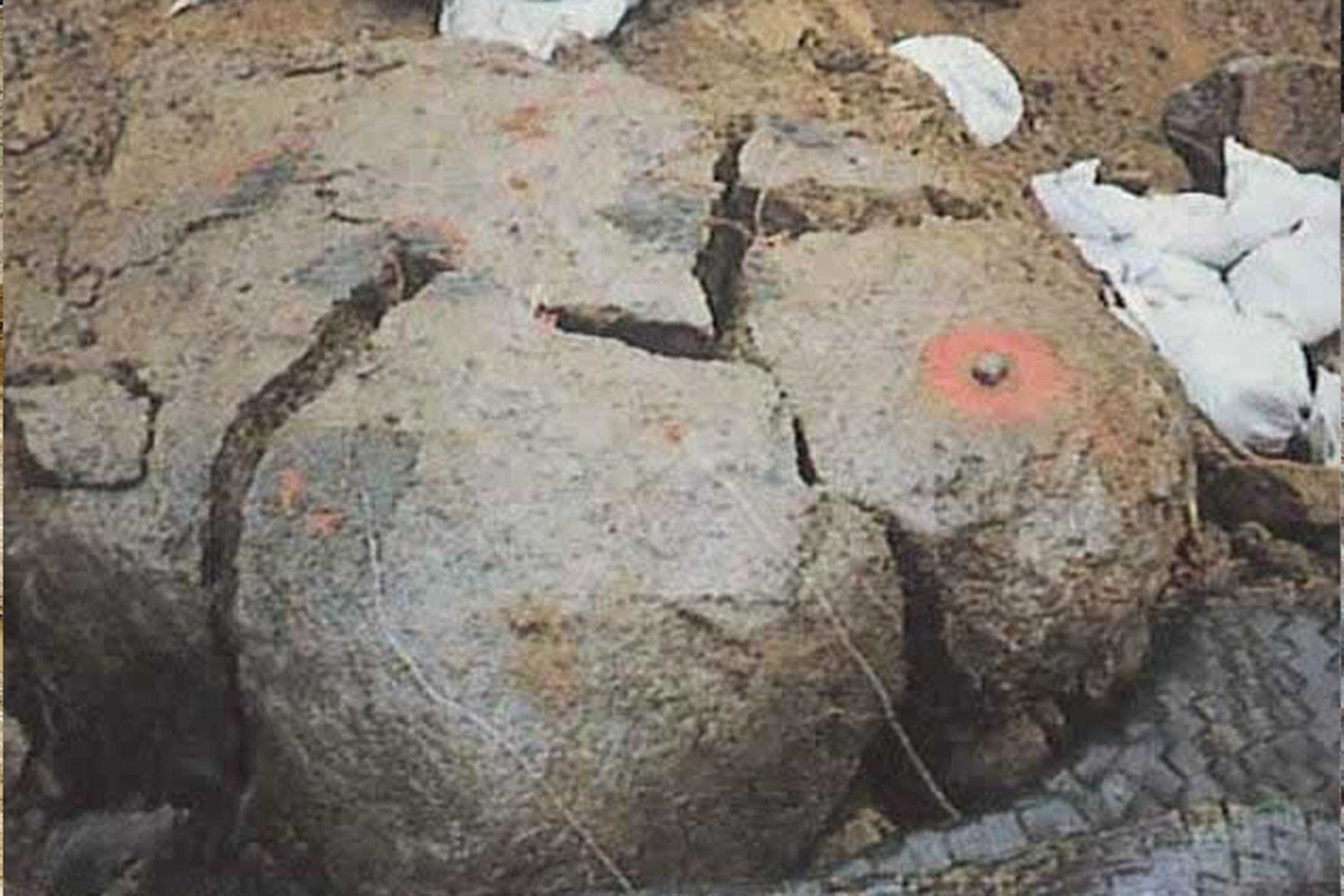 非火薬破砕剤による破砕工事の施工写真 3