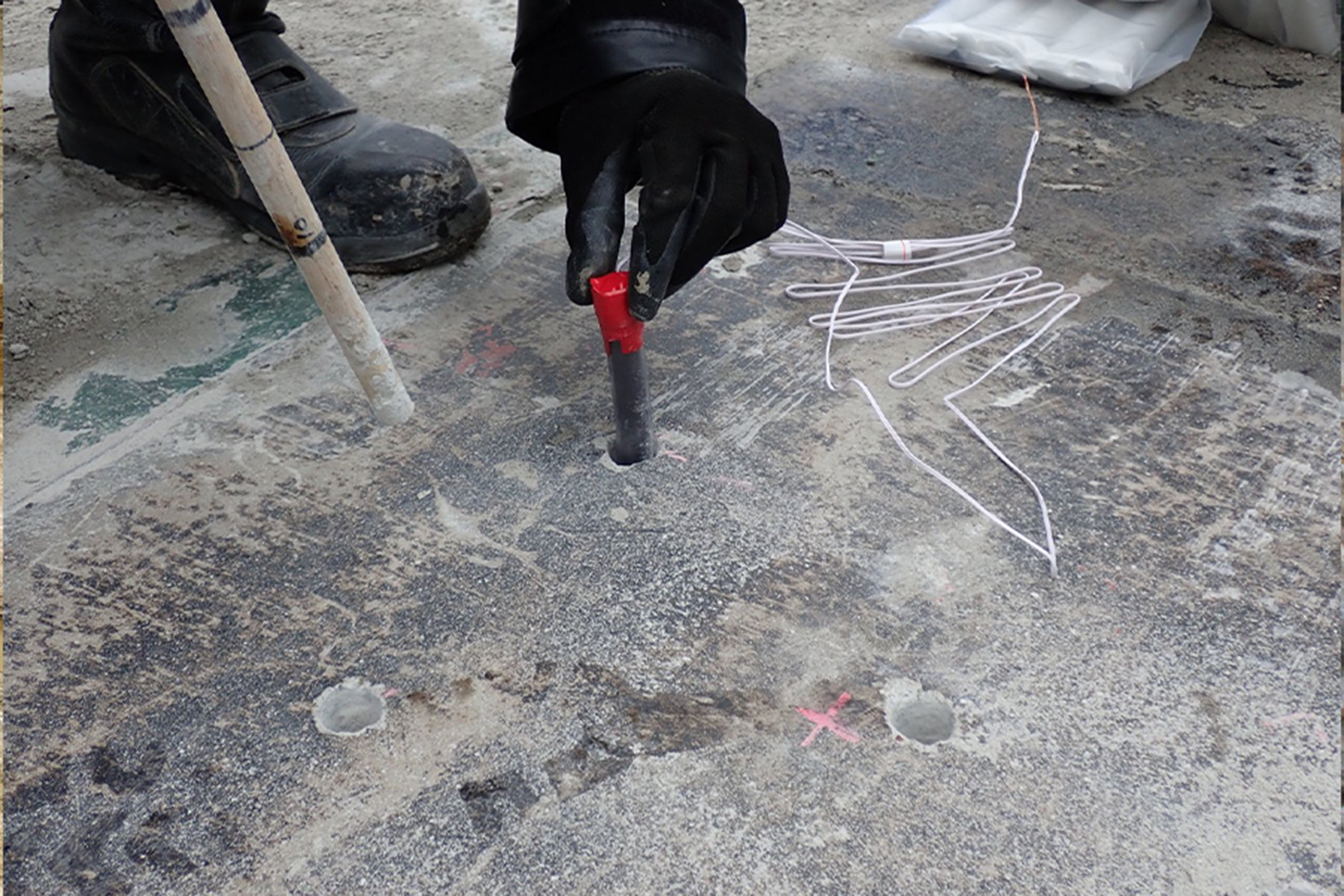 非火薬破砕剤による破砕工事の施工写真 4