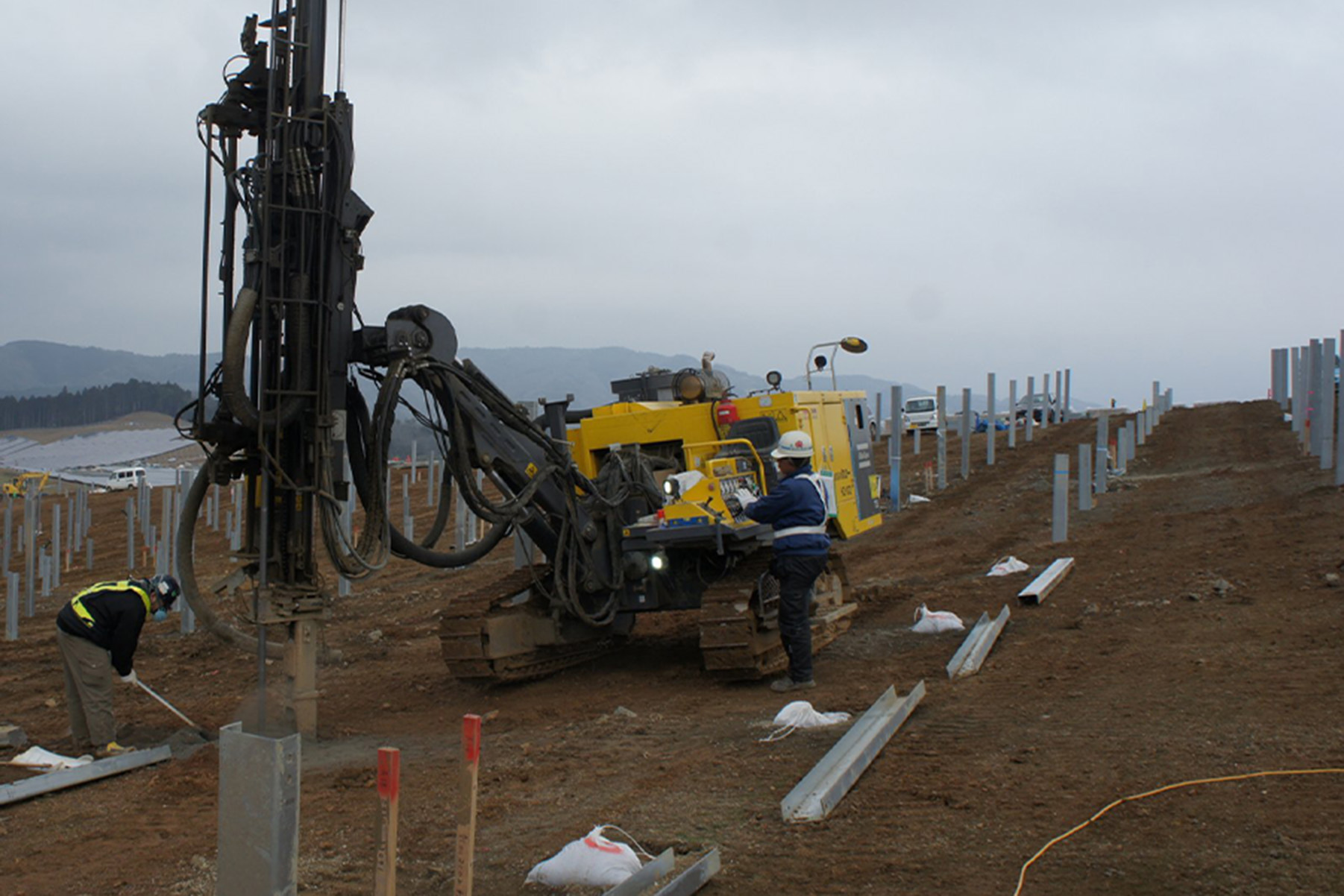 太陽光基礎穿孔工事の施工写真 1