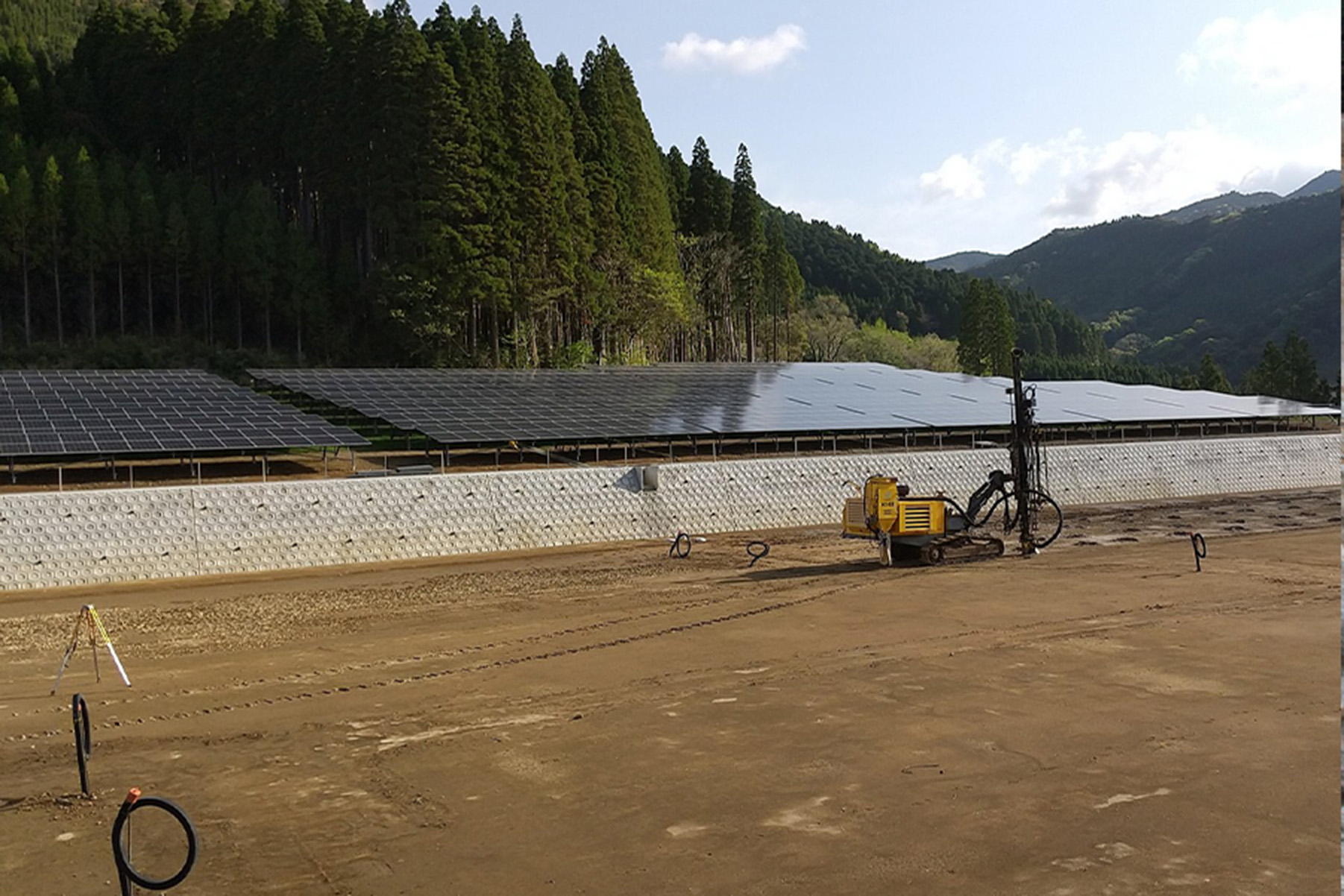 太陽光基礎穿孔工事の施工写真 2