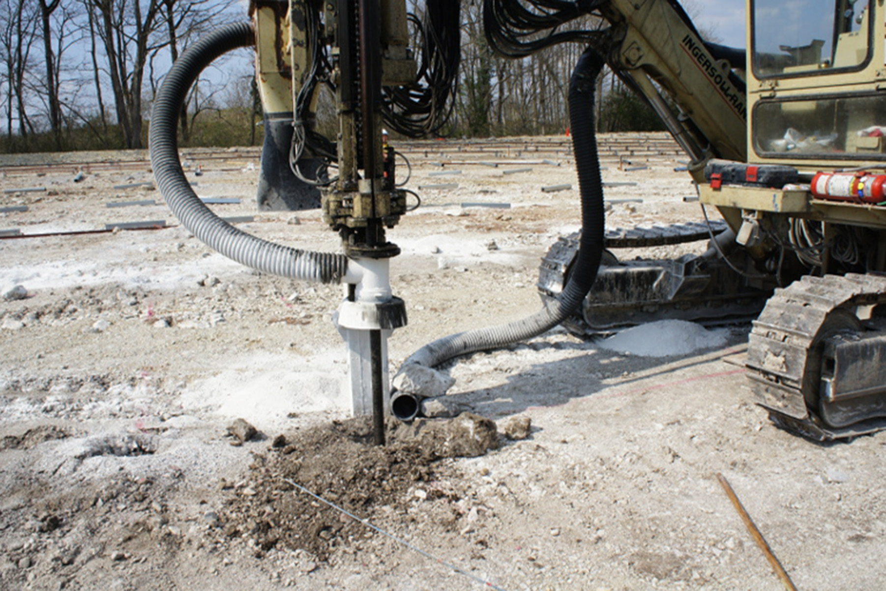 太陽光基礎穿孔工事の施工写真 4