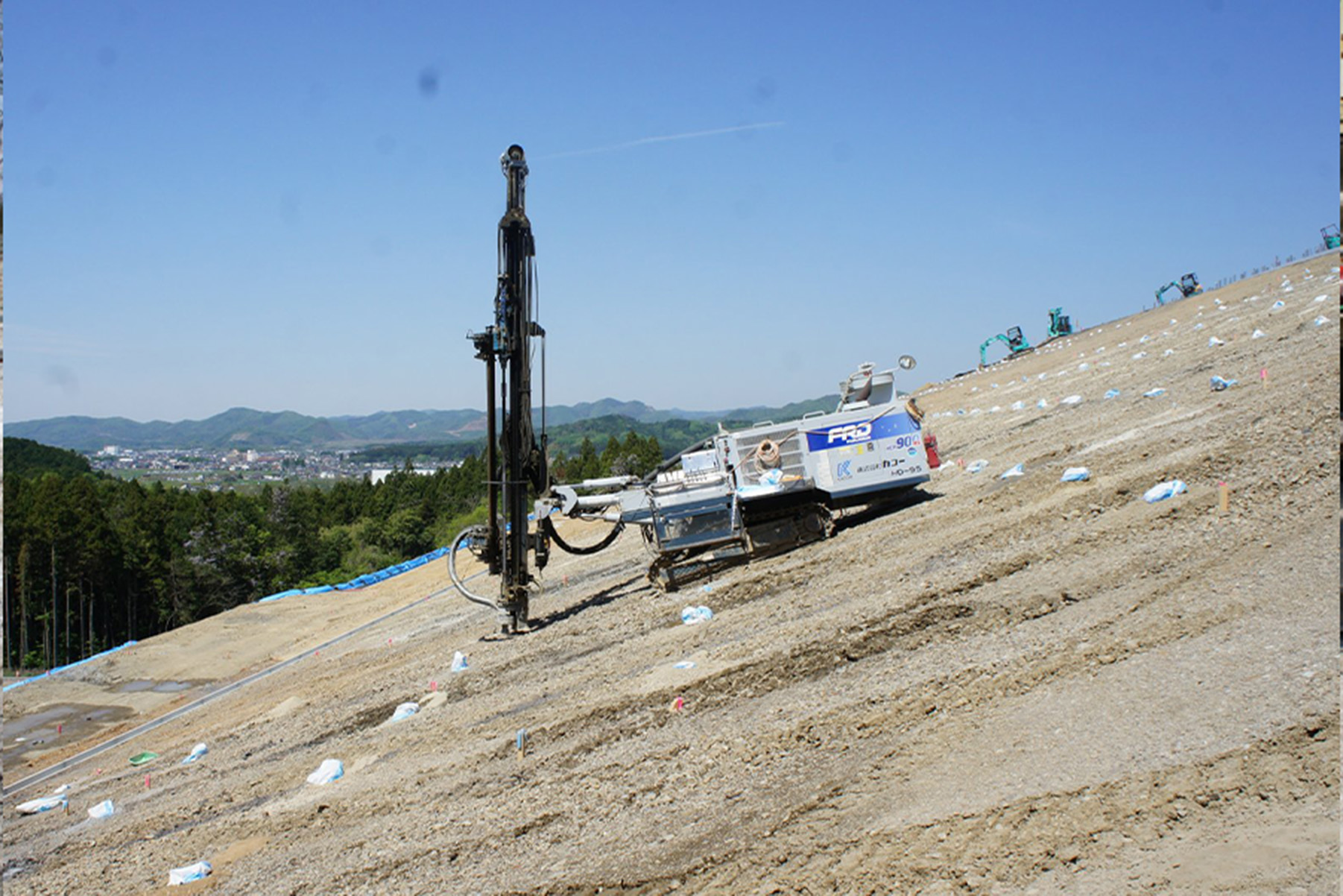 太陽光基礎穿孔工事の施工写真 8