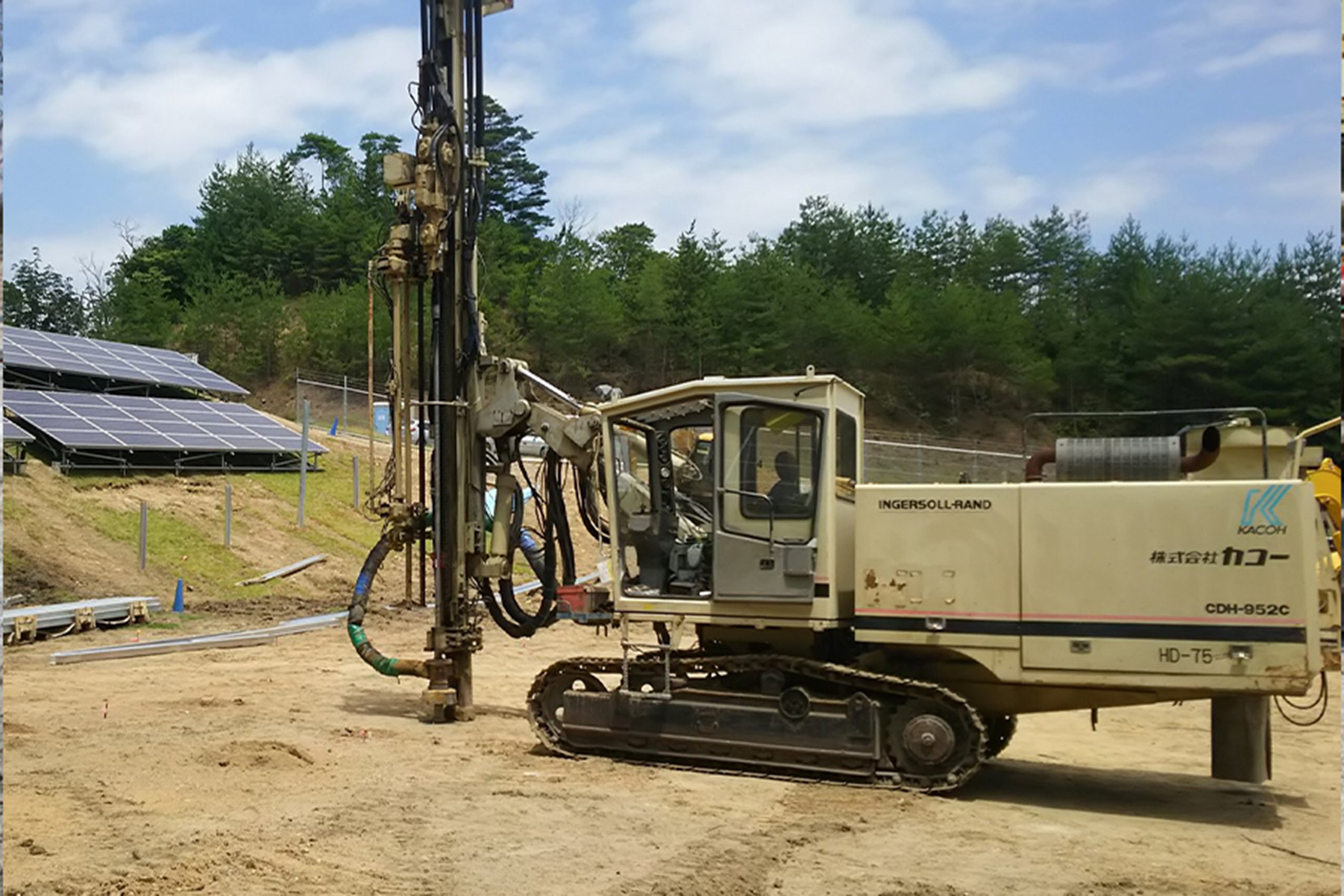 太陽光基礎穿孔工事の施工写真 12