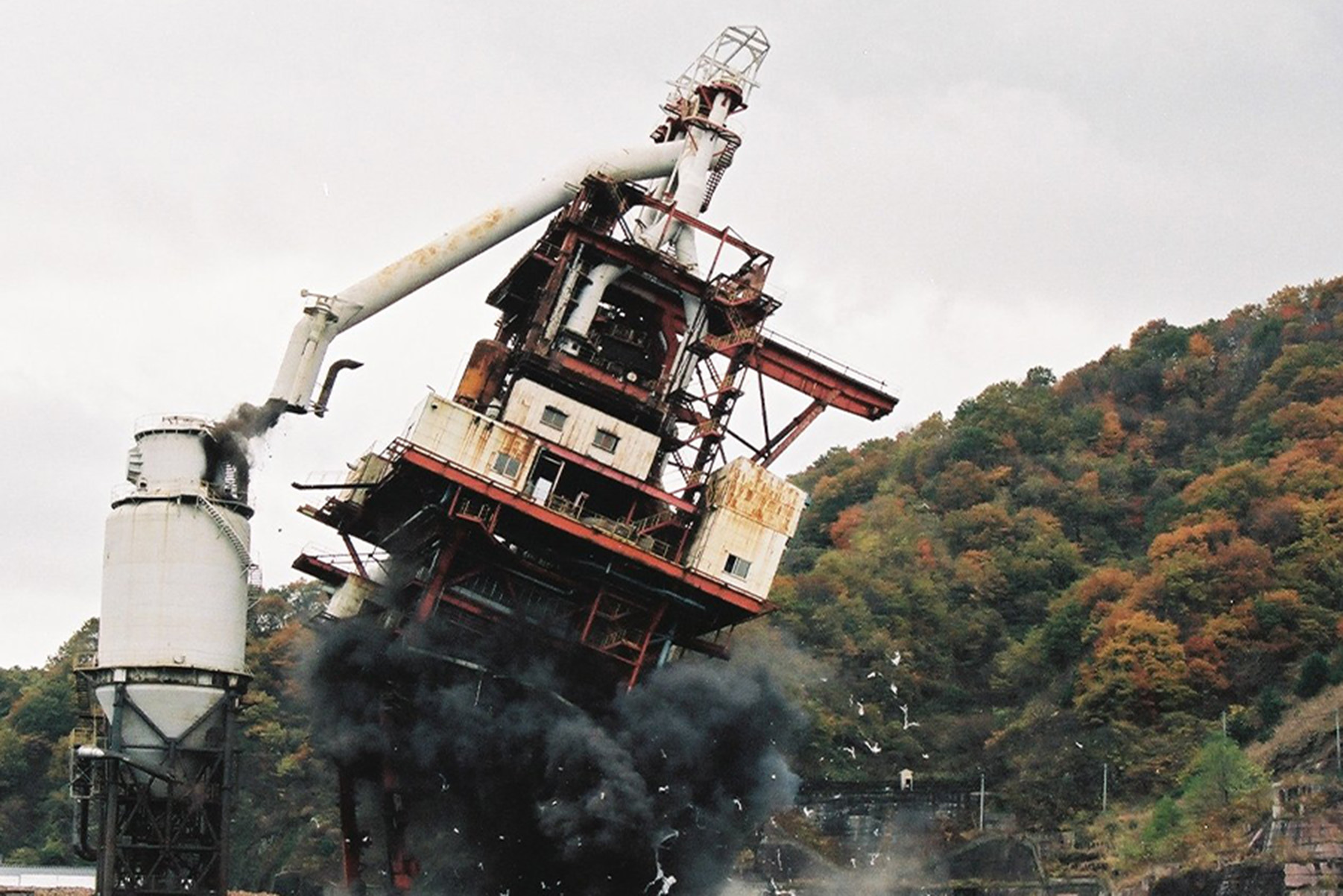 鋼構造物の発破解体工事の施工写真 1