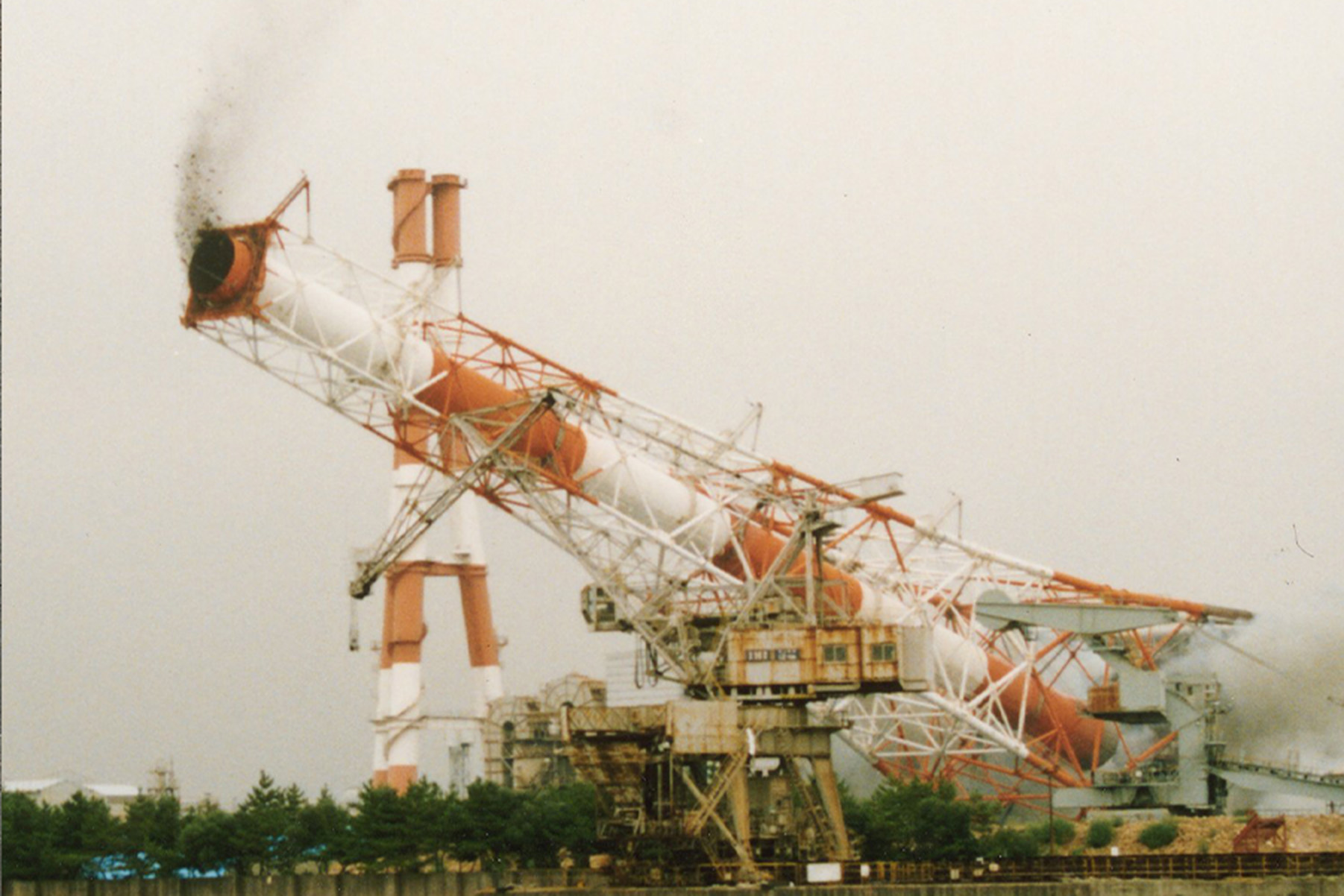 鋼構造物の発破解体工事の施工写真 2