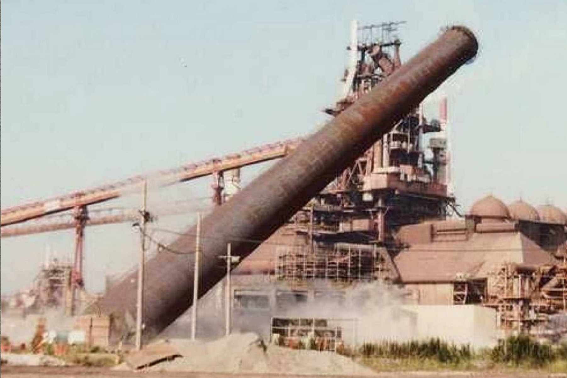 鋼構造物の発破解体工事の施工写真 3