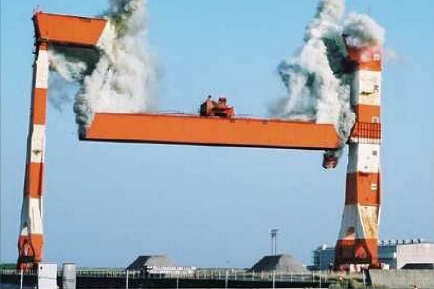 鋼構造物の発破解体工事の施工写真 4