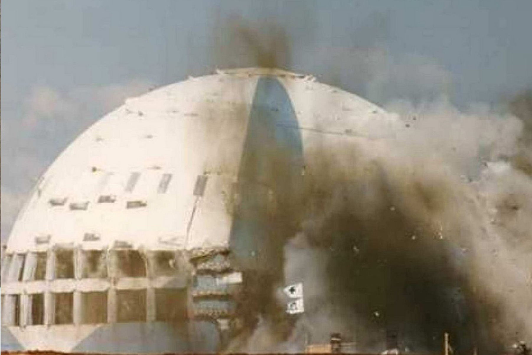 RC構造物の発破解体工事の施工写真 2