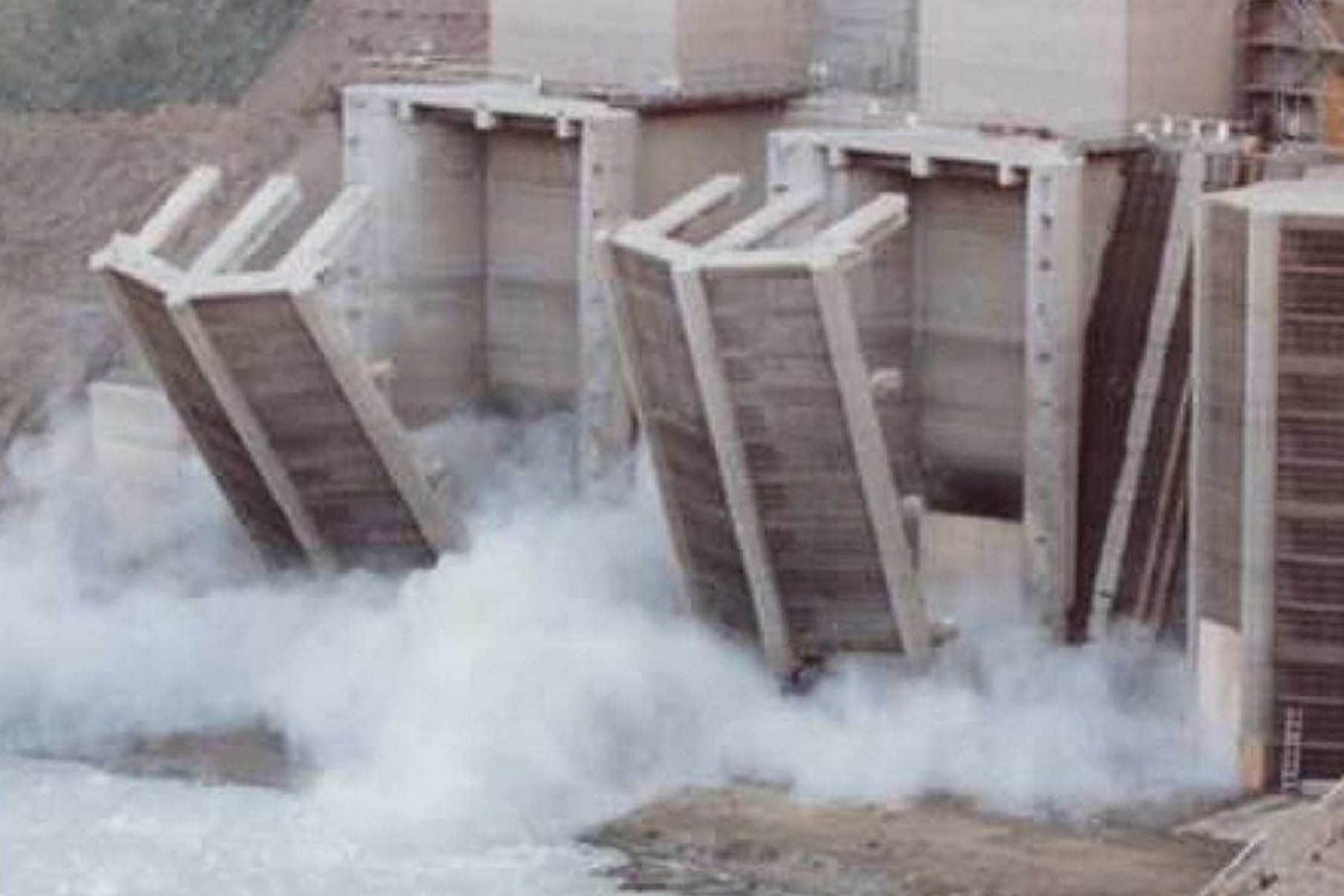 RC構造物の発破解体工事の施工写真 4