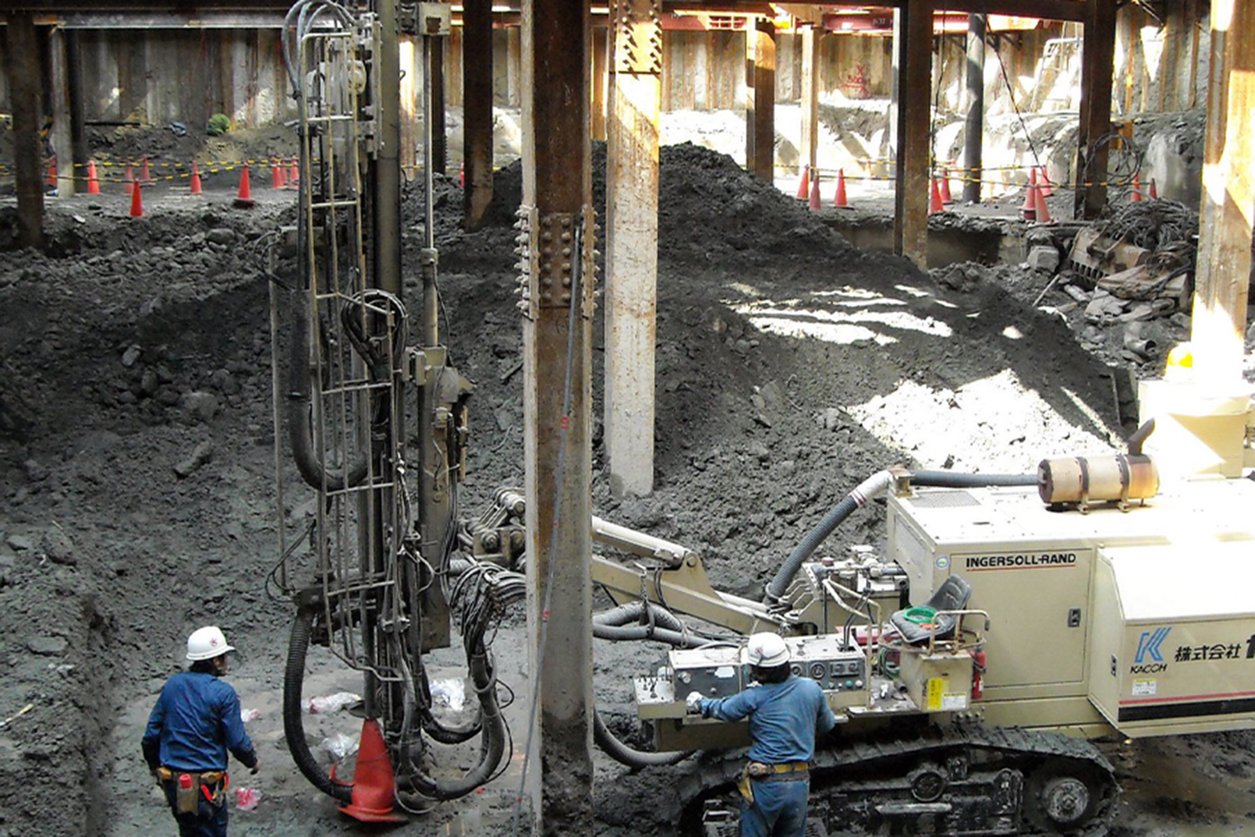 都市部解体現場における発破工事の施工写真 1