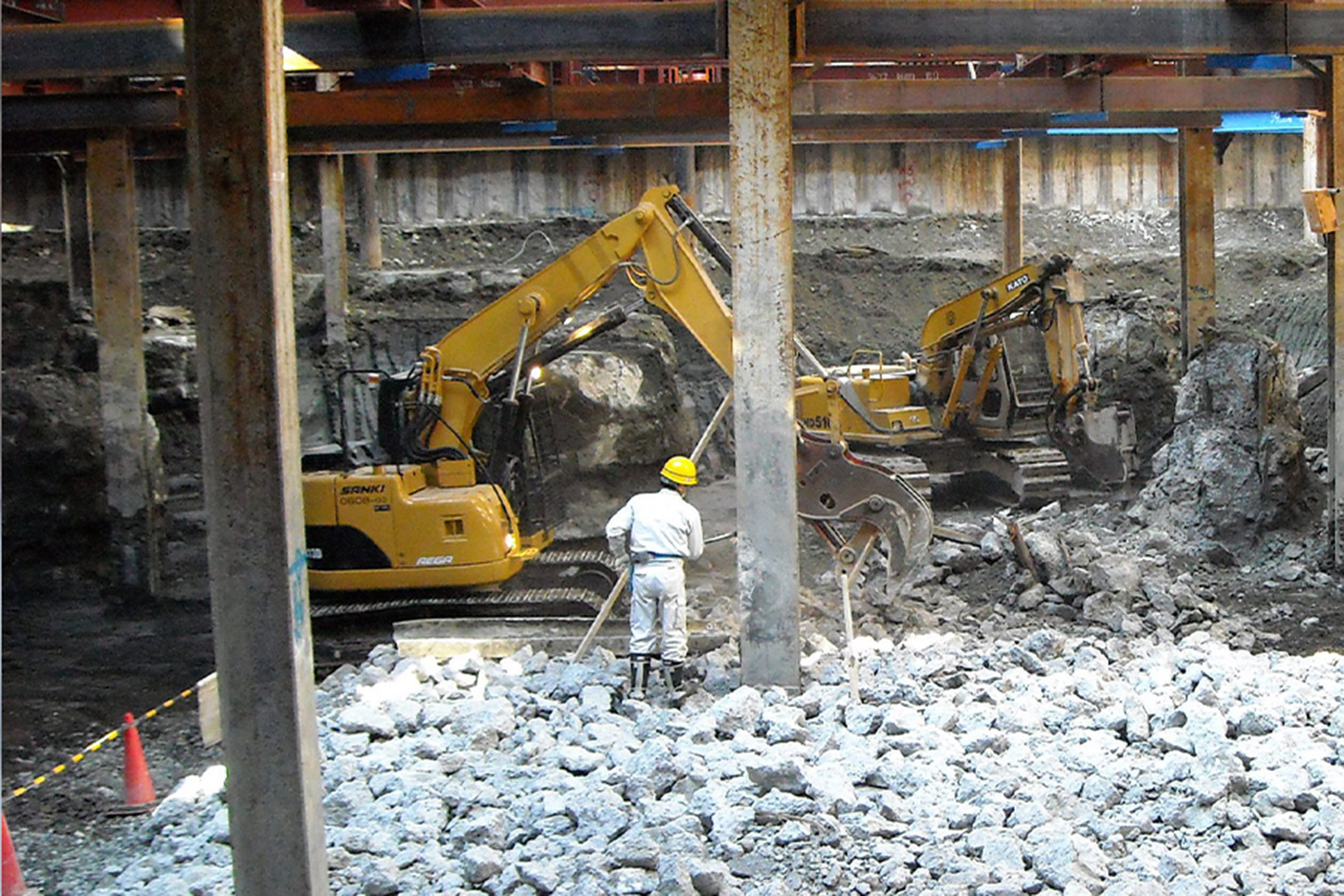 都市部解体現場における発破工事の施工写真 3