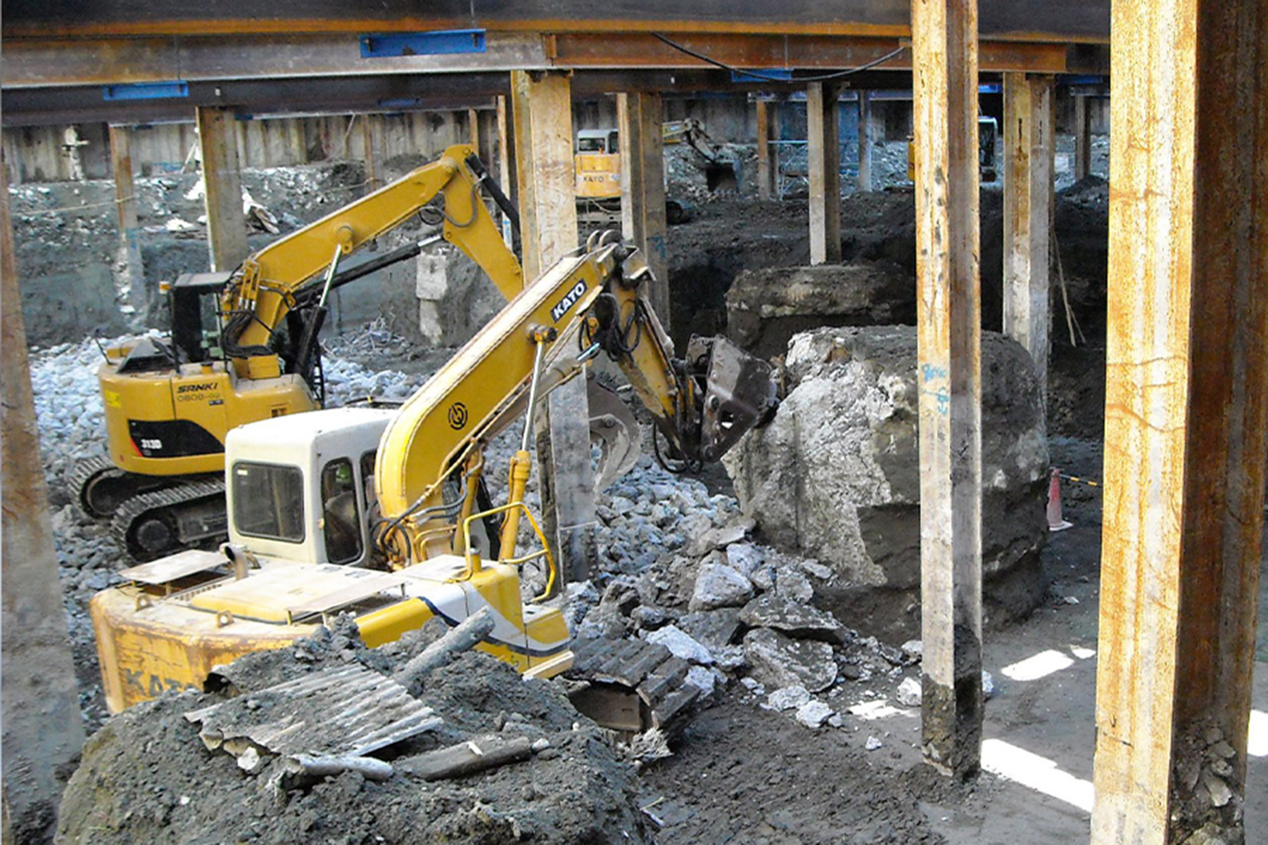 都市部解体現場における発破工事の施工写真 4