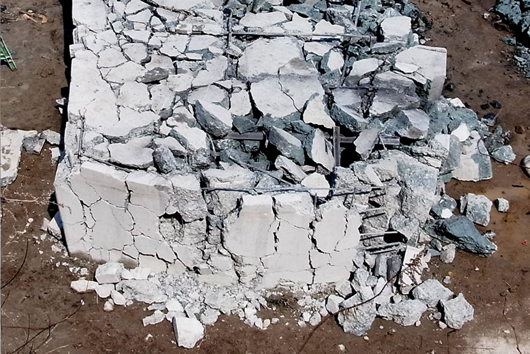 都市部解体現場における発破工事の施工写真 5