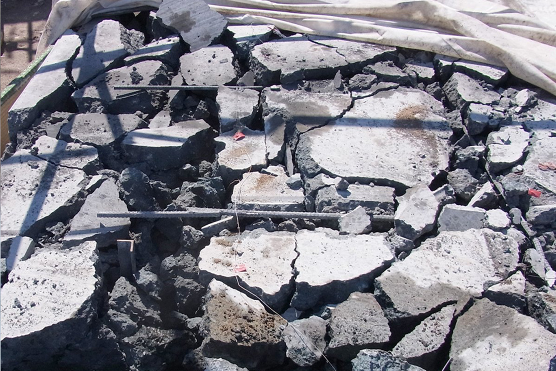 都市部解体現場における発破工事の施工写真 6