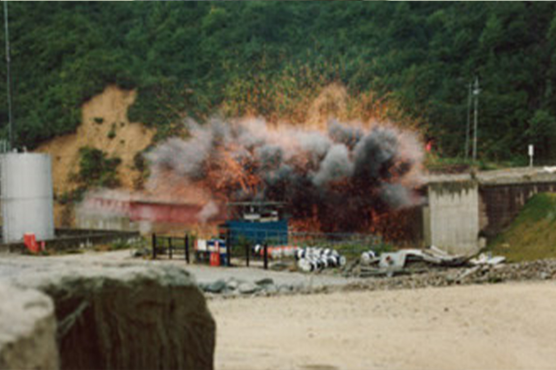 [[工法・技術]]V型成形爆破線の施工写真 8